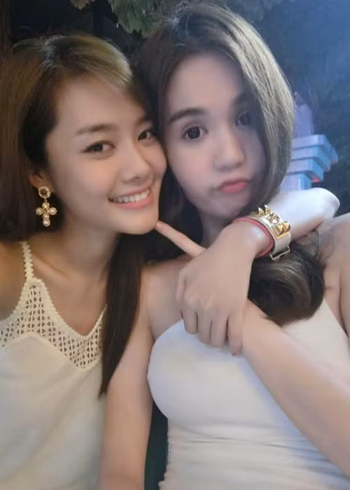 Đáp lại tình cảm của Ngọc Trinh, Linh Chi luôn bênh vực đàn chị.