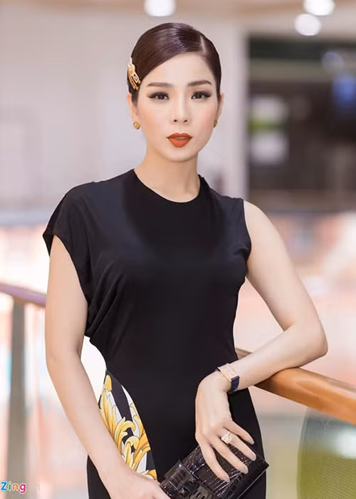 Là khách mời chương trình Người ấy là ai, Lệ Quyên chia sẻ quan điểm về người thứ ba khi lắng nghe câu chuyện Tường Linh vô tình làm tiểu tam. Lệ Quyên cho hay: “Nhận ra sự thật phũ phàng mình là người thứ ba sẽ không dễ dàng chấp nhận từ bỏ bởi vì quá yêu... (Ảnh: Zing)