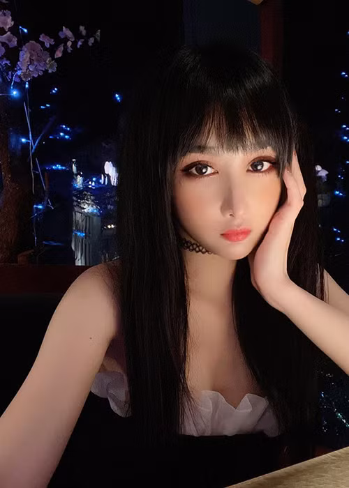Bella sở hữu gương mặt xinh xắn và vóc dáng mảnh mai.