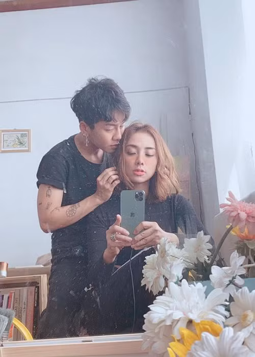 Sau khi công khai hẹn hò, Miko Lan Trinh và người yêu đồng giới liên tục khoe những khoảnh khắc ngọt ngào bên nhau.