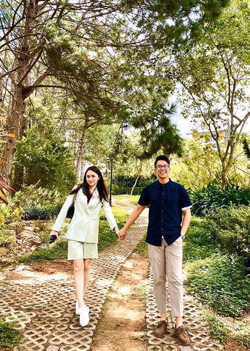 Sau khi được ghép đôi trong chương trình "Người ấy là ai", Matt Liu và Hương Giang liên tục khoe ảnh tình tứ bên nhau.