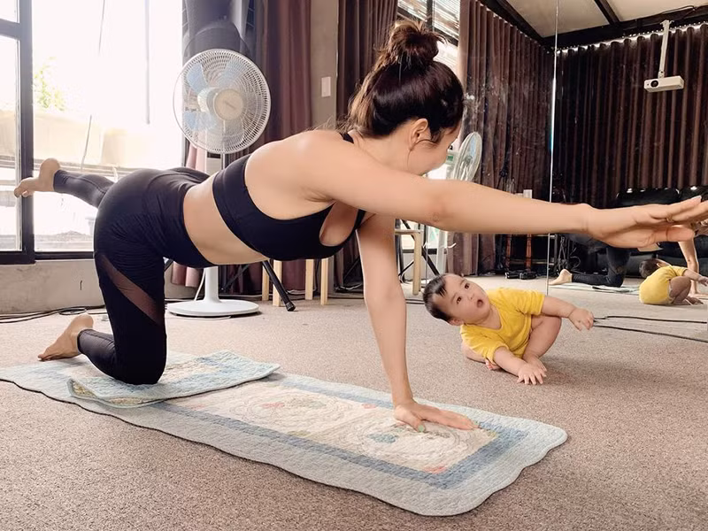 Bà xã của Hoàng Bách thường xuyên chia sẻ những bí kíp chăm sóc trẻ sơ sinh. Trong đó, status rèn con sơ sinh tự ngủ được chia sẻ rầm rộ.