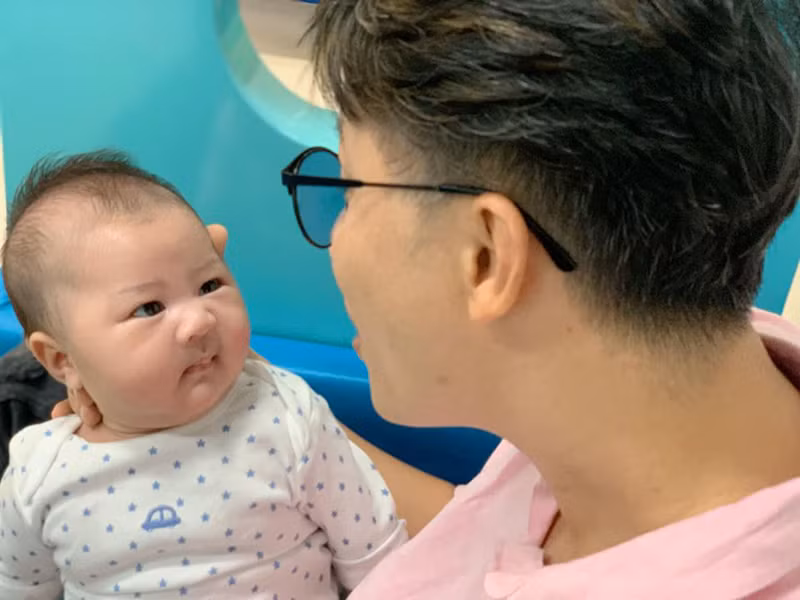 Tan chảy vẻ đáng yêu của con trai út nhà ca sĩ Hoàng Bách Tan chay ve dang yeu cua con trai ut nha ca si Hoang Bach