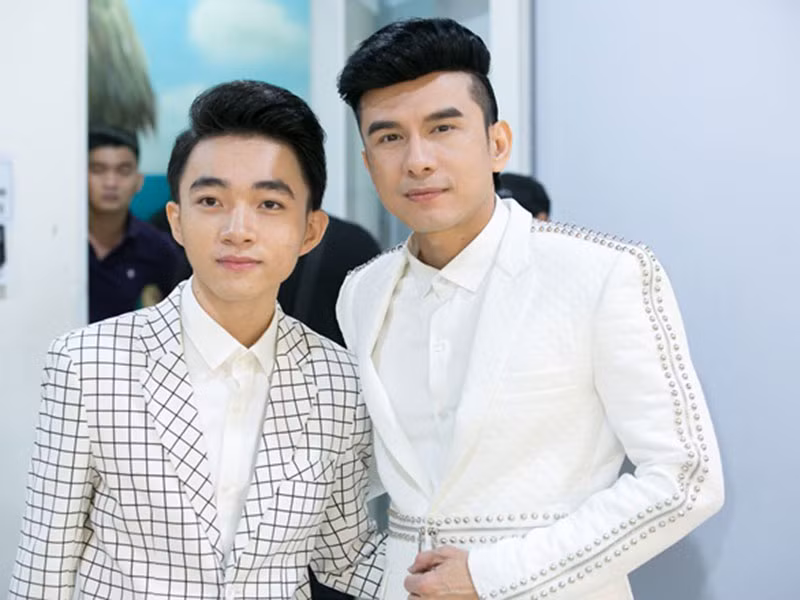 Ca sĩ Đan Trường cùng học trò Trung Quang hủy 3 đêm diễn. Trước đó, vào tháng 3, Đan Trường từng bị hủy 20 show với lý do tương tự.