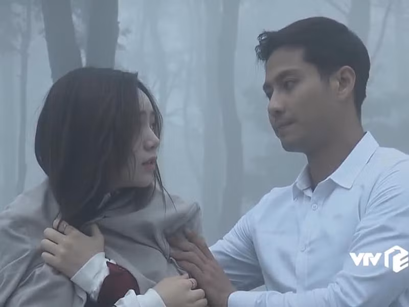 Trong “Tình yêu và tham vọng”, anh đóng vai chàng luật sư ga lăng còn trong “Đừng bắt em phải quên”, Thanh Sơn vào vai thầy giáo trầm tính.