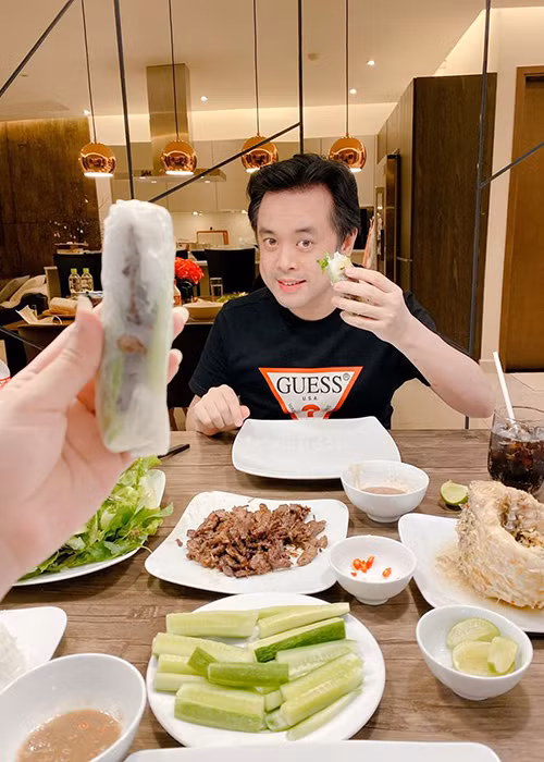 Dương Khắc Linh nhận làm thay hết việc nhà giúp Ngọc Duyên từ dọn dẹp nhà cửa, nấu nướng, bê đồ vì không muốn vợ phải làm nặng.