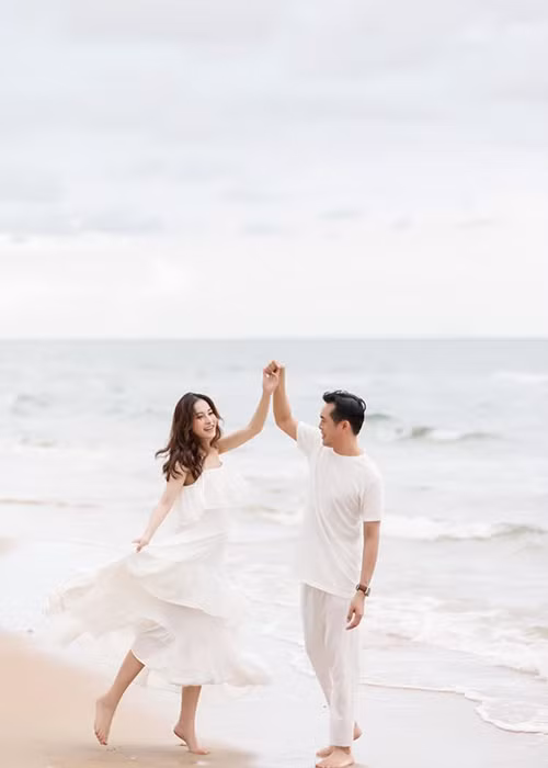 Đám cưới của Dương Khắc Linh diễn ra vào tháng 6/2019. Nam nhạc sĩ thú nhận anh phải tranh thủ kết hôn trước khi nửa kia đổi ý.