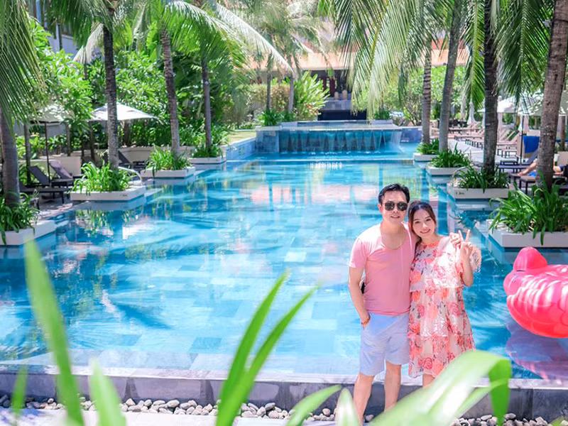 Ngoài ra, nam nhạc sĩ còn thường xuyên đưa bà xã kém 13 tuổi đi du lịch.