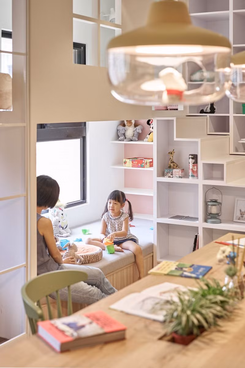 Niềm vui của đôi vợ chồng mỗi ngày sau khi làm về là được chơi đùa cùng con.