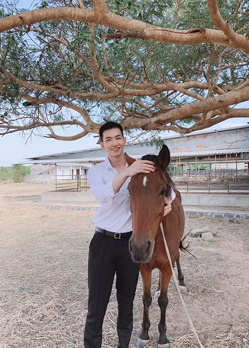 Trong "Cát đỏ", Võ Cảnh vào vai Hùng - một chàng trai mang dáng dấp của một công tử thành phố si mê cô gái miền cồn cát tên Nhớ.
