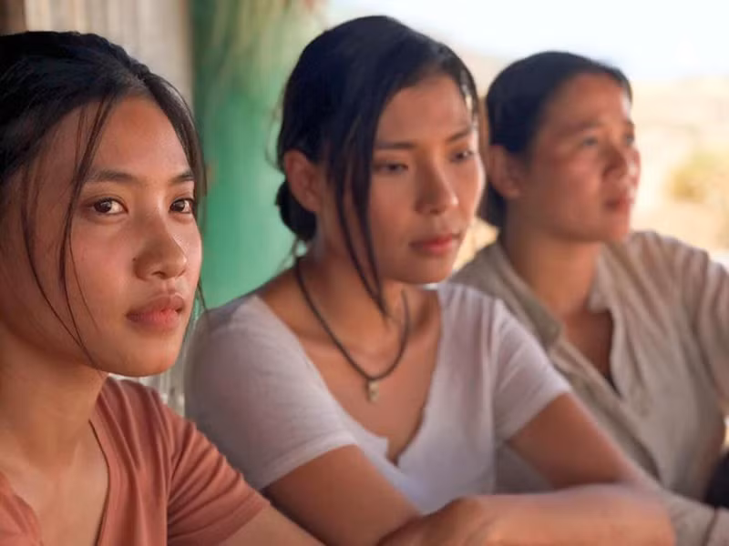 Trong phim "Cát đỏ", Nguyễn Hoàng Thúy Nga vào vai Nhan. Nhân vật này bị cha dượng xâm hại phải bỏ nhà đi từ năm 13 tuổi. Nhan được Đủ và Nhớ cưu mang. Sau này, Nhan trao thân cho chàng nhạc sĩ chỉ thích tự do tên Quang. Vào vai cô gái sống vùng cồn cát, Thúy Nga phải phơi da thật đen, không trang điểm.