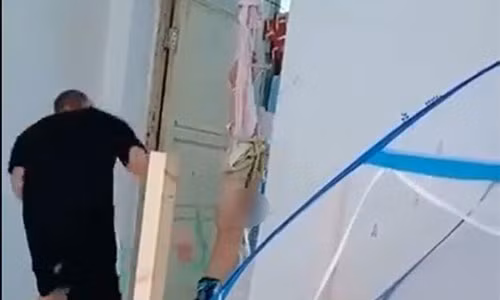 Khan cap tim nguoi dan ong danh be trai bi treo nguoc den ngat xiu