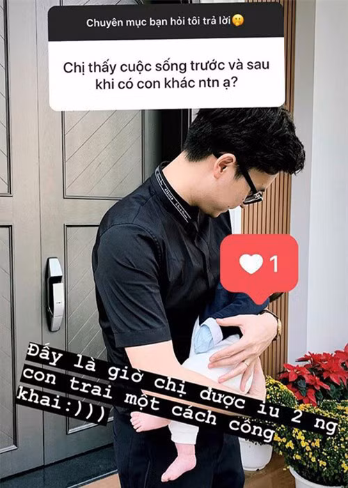 Hình ảnh Gia Lộc khéo bồng bế cậu con trai đầu lòng.