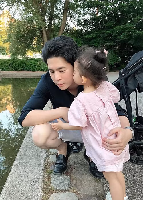 Mai Hồ thường xuyên đăng tải hình ảnh con gái quấn quýt bố.