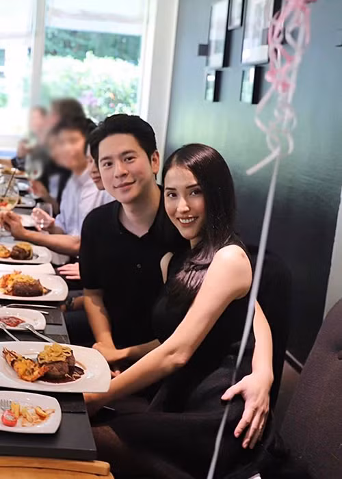 Mai Hồ và Nam Bùi hạnh phúc viên mãn không kém cặp đôi Trấn Thành- Hari Won. Mời quý độc giả xem video "Vợ chồng Trấn Thành xuất hiện trên sách Hàn Quốc". Nguồn VTC Now