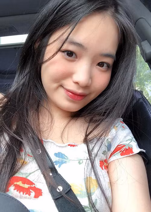 Thu Cầm sinh năm 2000, sở hữu nhan sắc xinh đẹp như hot girl. Là con gái của Duy Mạnh, cô có năng khiếu về đàn hát và ước mơ trở thành cô giáo dạy đàn. Ảnh: Thời đại plus
