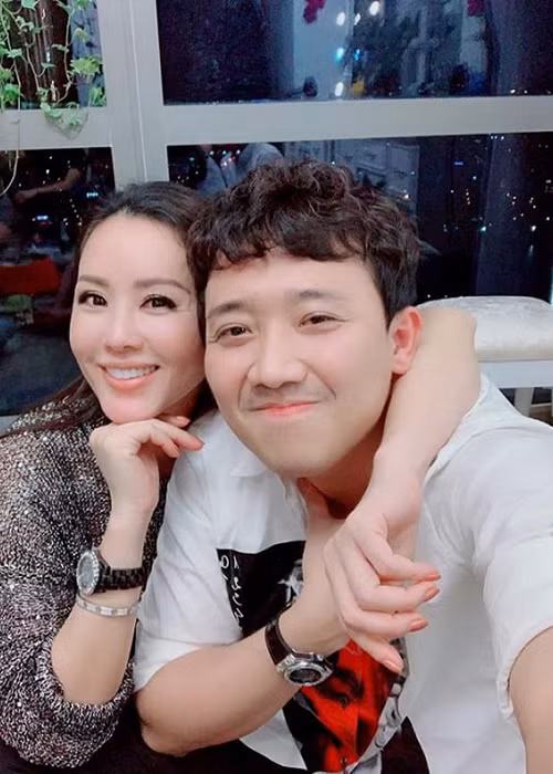 "Một người đàn ông trưởng thành, mạnh mẽ, trách nhiệm và biết yêu thương bằng cả trái tim mình. Một người đàn ông luôn biết dùng hành động nói thay tất cả, dám chấp nhận mọi thiệt thòi về phía mình để bảo vệ, chở che người nó sắp sửa coi là vợ. Một người đàn ông dám quay lưng với cả thế giới để được ôm nhỏ đàn bà nó yêu thương trọn vào lòng", Thu Hoài viết.