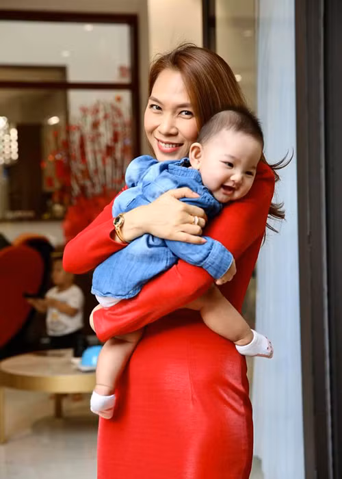Nữ ca sĩ trông ra dáng một bà mẹ trẻ.