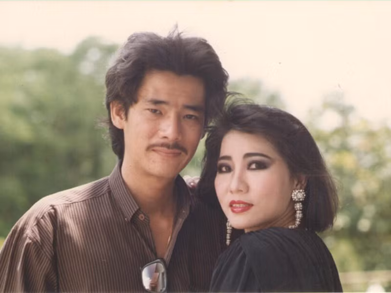  Cẩm Vân - Khắc Triệu nên duyên vợ chồng vào năm 1991. Trước đó, cả hai nảy sinh tình cảm khi làm chung ở đoàn ca múa nhạc Bông Sen. Ảnh: Zing