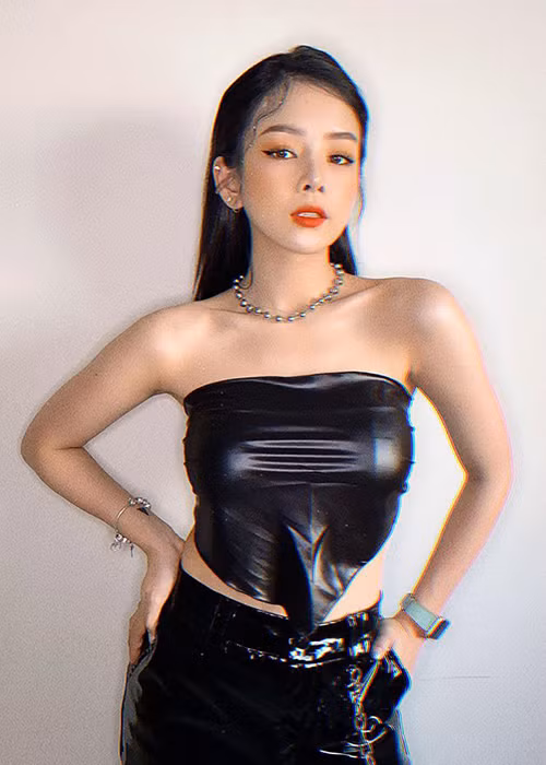 Người đối diện khó rời mắt khỏi Mie.