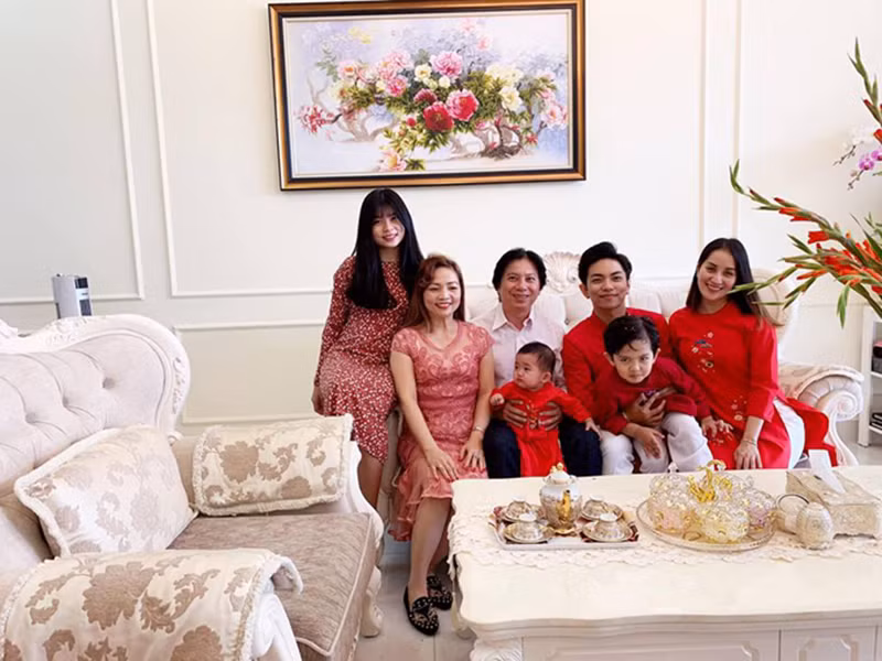 Mỗi lần xuất hiện, mẹ chồng của Khánh Thi đều khiến khán giả bất ngờ vì vẻ ngoài trẻ trung. Ảnh: Dân Việt