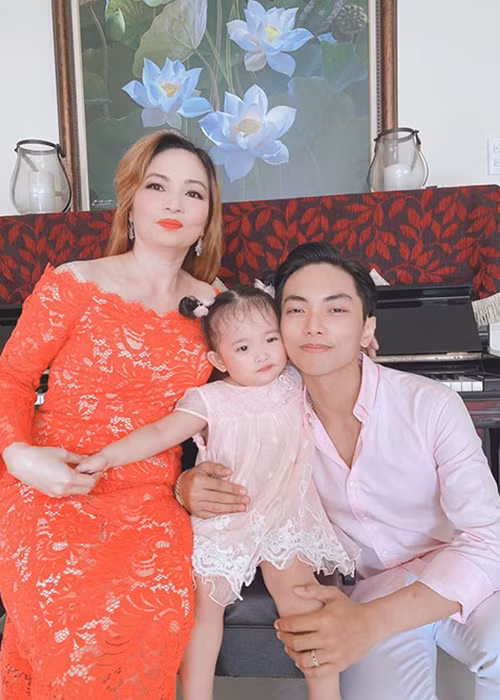 Bố mẹ chồng của Khánh Thi vốn kinh doanh bất động sản.