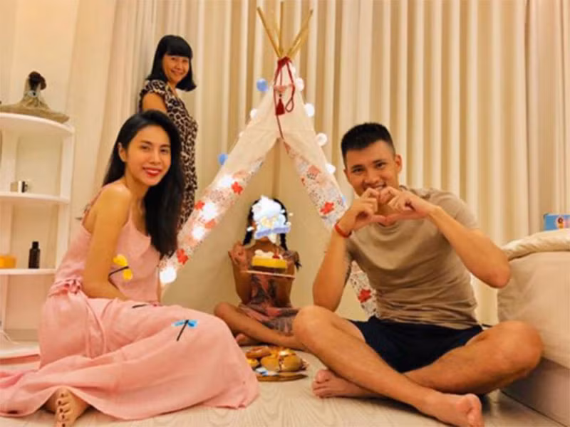 Dù có điều kiện bao bọc con gái nhưng vợ chồng Thủy Tiên chọn sống giản dị. Ví như vào dịp sinh nhận bé Gạo, cặp đôi chỉ tổ chức bữa tiệc đơn giản.