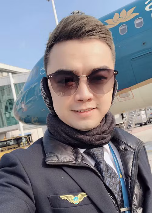 Hà Duy đóng phim từ nhỏ. Sau đó, anh chuyển hướng làm phi công.