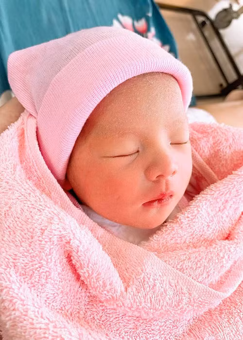 Đầu tháng 8, con gái thứ hai của Dương Hoàng Anh chào đời khiến hạnh phúc của vợ chồng nam diễn viên thêm viên mãn.