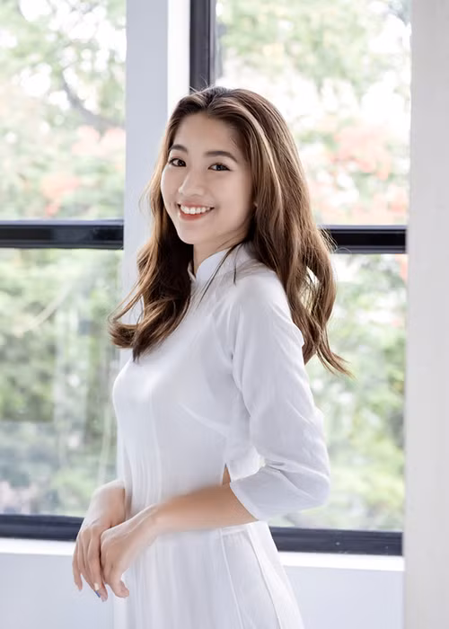 Về trình độ ngoại ngữ, Hà Thi đạt điểm IELTS 7.0 và điểm SAT 600/800 ngay trong lần thi đầu tiên.