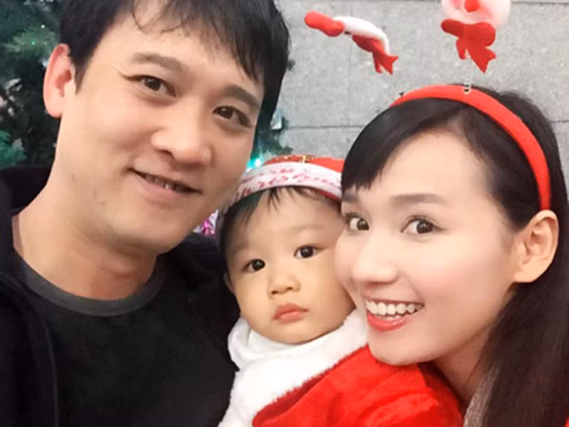 Lã Thanh Huyền nhớ lại: “Khi tôi đi quay phim xa nhà, anh luôn chăm sóc chu đáo. Anh luôn có mặt khi tôi cần. Điều hạnh phúc nhất là ở chỗ, anh không bắt tôi phải lựa chọn giữa gia đình và công việc. Hơn thế, chồng còn động viên tinh thần để tôi yên tâm đi đóng phim”.