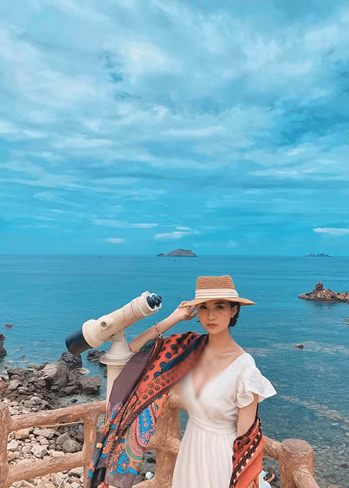 Ngoài đóng phim, Anh Thư còn làm gương mặt đại diện cho các nhãn hàng.