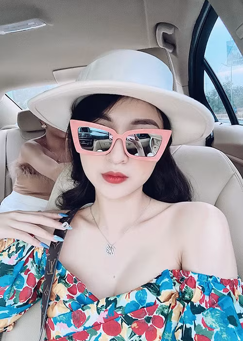 Cô từng đóng vai phụ trong "Đại gia chân đất", "Về nhà đi con", "Tình yêu và tham vọng".