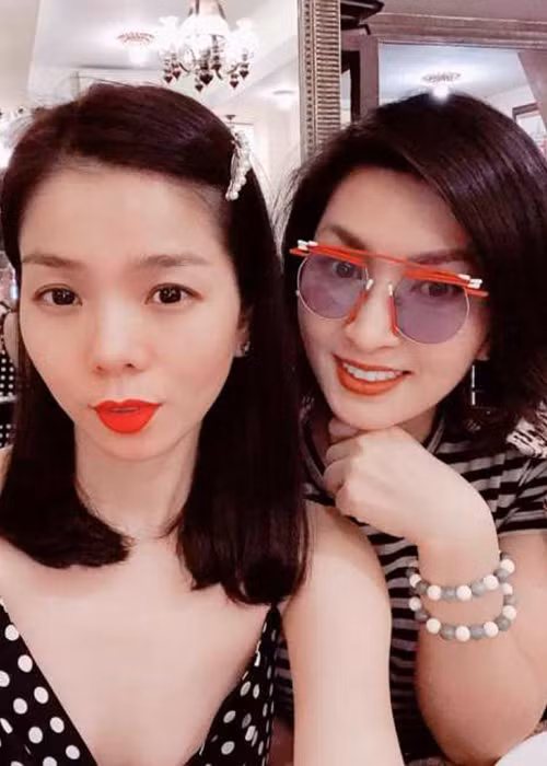 Trong khi Lệ Quyên có sự nghiệp ca hát thành công ở Việt Nam, Hồng Nhung có chỗ đứng riêng khi định cư ở nước ngoài nhiều năm.