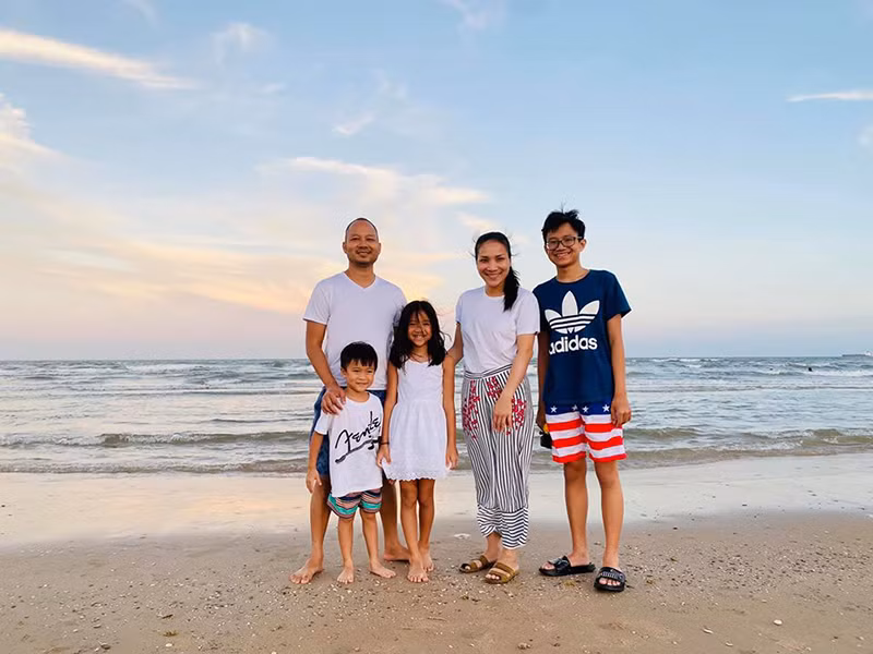 Hồi tháng 7, vợ chồng nữ ca sĩ đưa các con đi chơi biển.