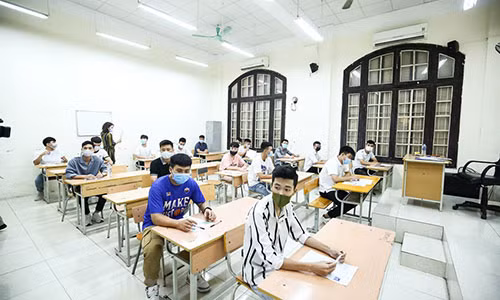 Gần 80.000 học sinh Hà Nội bước vào môn thi đầu tiên Ngữ Văn trong kỳ thi tốt nghiệp THPT năm 2020 sáng 9/8. (Ảnh: Nguyên An/Vietnam+)