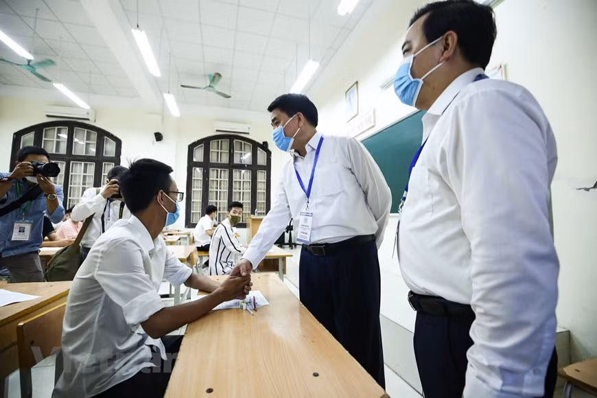 Trong khi đó, ở điểm thi THPT Phan Đình Phùng, Chủ tịch Ủy ban nhân dân thành phố Hà Nội Nguyễn Đức Chung đã trực tiếp kiểm tra công tác thi tốt nghiệp THPT. (Ảnh: Nguyên An/Vietnam+)