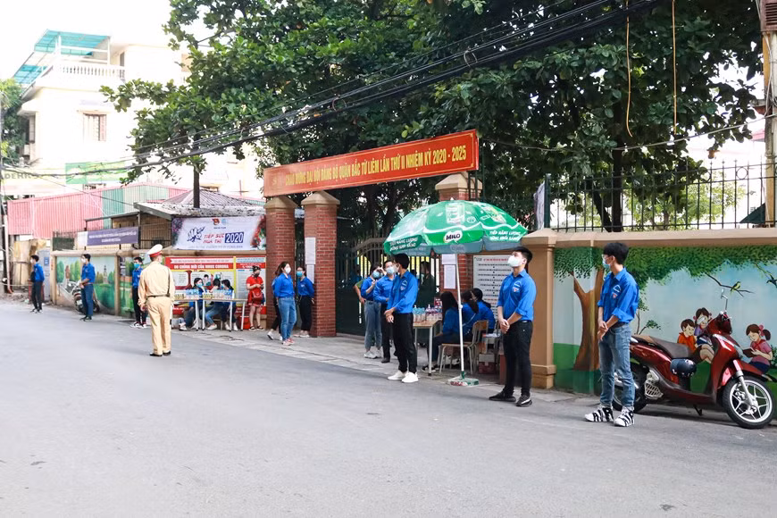 Mọi khâu kiểm tra y tế tại điểm thi này nghiêm ngặt hơn, trực tiếp nhân viên y tế sẽ đo thân nhiệt, kiểm tra tình hình sức khỏe thí sinh thay vì nhờ sự trợ giúp từ hội sinh viên tình nguyện. (Ảnh: Nguyên An/Vietnam+)