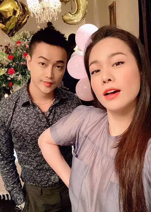 Nữ diễn viên khoe ảnh bên đàn em kèm lời tâm sự: "Đăng tấm hình cho cả thế giới biết chúng ta còn chơi với nhau và đứng gần nhau hơn".
