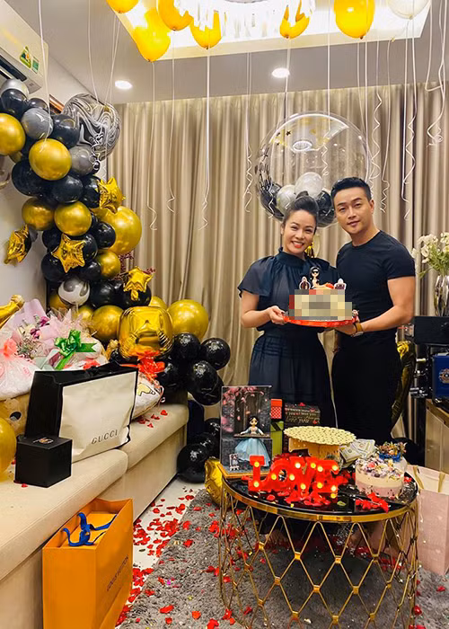 Mới đây, Nhật Kim Anh tiếp tục chia sẻ hình ảnh bên TiTi khi đón sinh nhật.