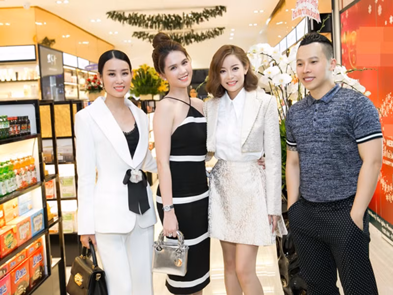 Khắc Tiệp đáp lại bằng việc giúp đỡ Hải Dương từ một cô gái vô danh bán hàng online ở Nha Trang đến có tên tuổi lập nghiệp tại Sài Gòn và phát triển kinh doanh. Ảnh: Pose