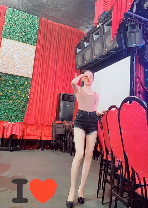 Nữ ca sĩ thường xuyên diện áo crop top, quần short ngắn.