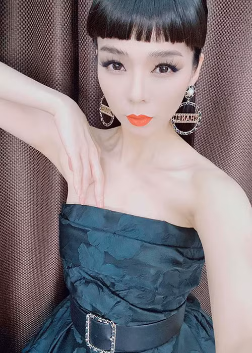 Trong thời gian gần đây, phong cách khi đi diễn của Lệ Quyên dường như có sự thay đổi. Cô ăn mặc điệu đà, trẻ trung hơn.