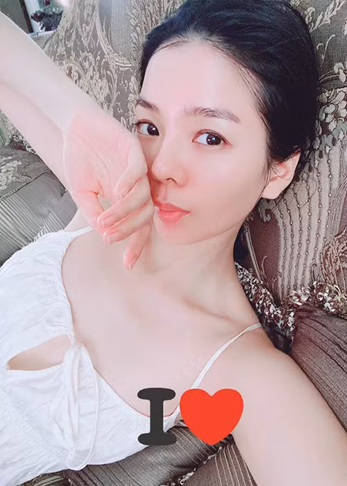 Mới đây, Lệ Quyên bất ngờ lộ ảnh thân thiết bên trai trẻ, không phải ông xã Đức Huy.