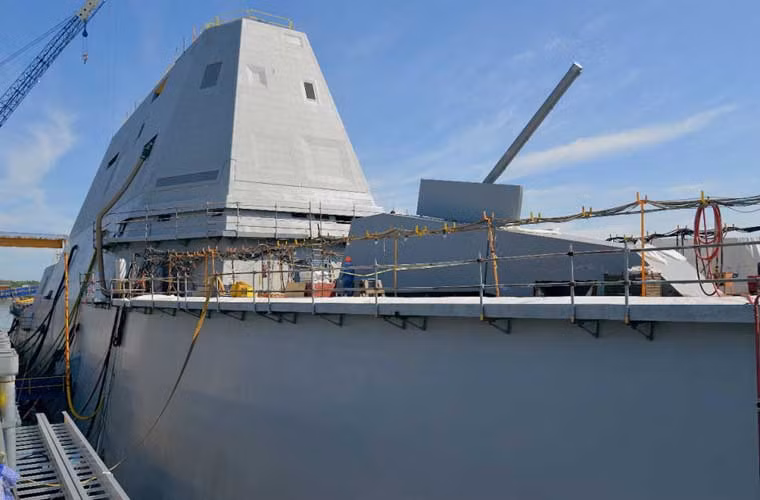 Hình ảnh mới nhất về tàu chiến hiện đại nhất thế giới DDG-1000 Zumwalt của Hải quân Mỹ đã gần như hoàn thiện mọi công việc chế tạo, sẵn sàng ra biển thử nghiệm. Vũ khí của tàu ngoài kho tên lửa phóng đứng thì còn 2 khẩu siêu pháo 155mm AGS được trang bị những viên đạn đặc biệt cho tầm bắn tới hơn 100km.