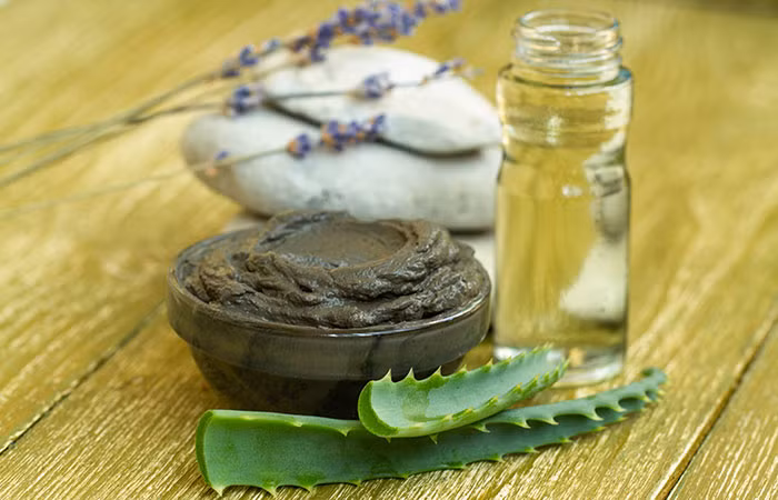 Nha đam và tinh dầu oải hương: Nha đam có tác dụng bảo vệ tóc và ngăn ngừa tóc hư tổn do các tia cực tím có hại. Tinh dầu oải hương có thể kích thích tóc mọc khỏe mạnh và để lại hương thơm dễ chịu suốt cả ngày. Xay nhuyễn 1/4 cốc nha đam với 1 cốc nước và nhỏ 2-3 giọt tinh dầu oải hương, cho vào bình xịt và xịt lên tóc và da đầu bất cứ lúc nào trong ngày.