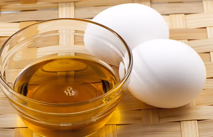 Lòng trắng trứng và dầu ô liu: Chất béo và protein là các thành phần dưỡng ẩm cực tốt cho tóc. Trộn 1 lòng trắng trứng với 2 thìa dầu ô liu, sau đó xoa lên tóc và da đầu, ủ bằng khăn mềm khoảng 30-60 phút sau đó gội, xả như bình thường. Bạn có thể áp dụng 1-2 lần/tuần./.
