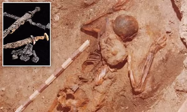 Năm 79, ngọn núi lửa Vesuvius sau bao năm ngủ yên bỗng thức giấc với những đợt phun trào nham thạch liên tiếp trong hai ngày, đổ xuống Pompeii và thành phố chị em Herculanium.