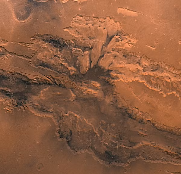 Valles Marineris được cho là hẻm núi lớn nhất... toàn Hệ Mặt trời. Valles Marineris của sao Hỏa dài ngoài 4.000km, rộng tới 200km và sâu những 7km.