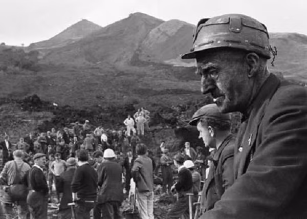 Vào sáng ngày 21/10/1966, tại làng Aberfan, nước Anh, hai ngày mưa lớn liên tiếp cuối cùng đã làm sập mỏm đá, nước mưa trộn lẫn với bùn than và đá đổ xuống, ngay lập tức tràn xuống trường tiểu học và 20 ngôi nhà tư nhân ở địa phương. Trong số 144 người thiệt mạng, 116 nạn nhân là học sinh tiểu học từ 8 đến 10 tuổi.